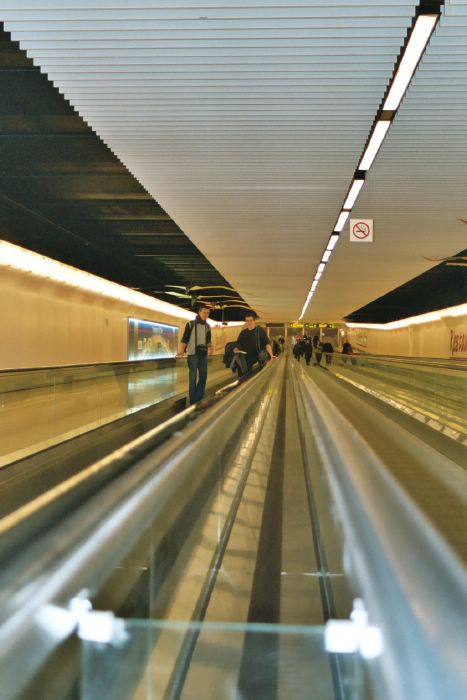 Les couloirs chaleureux de l'aeroport de Bruxelles
