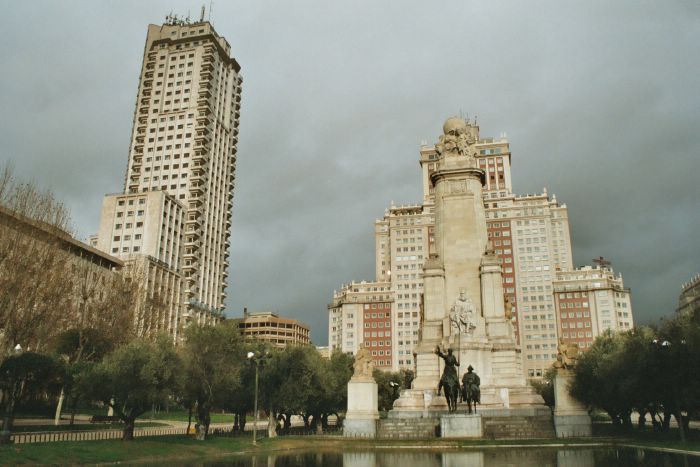 Plaza de Espana : Cervantes et son monument devant l'Edificio de Espana. A gauche la Jirafa.
