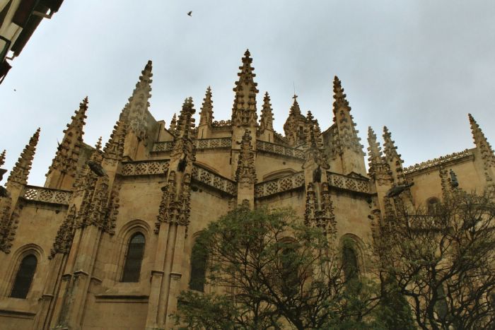 La cathedrale gothique de Segovie sous la pluie fine typiquement espagnole (???)