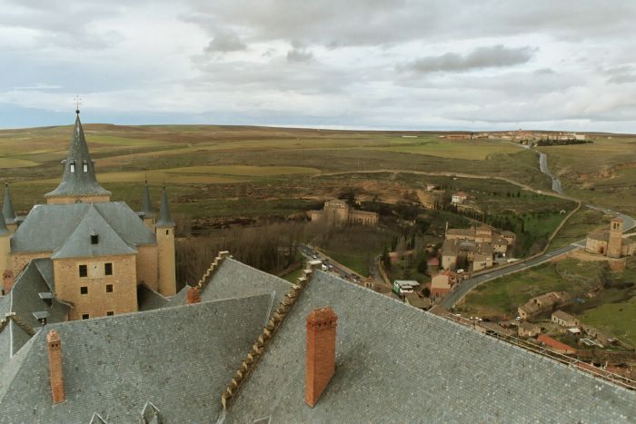 Les toits de l'alcazar et la campagne environnante
