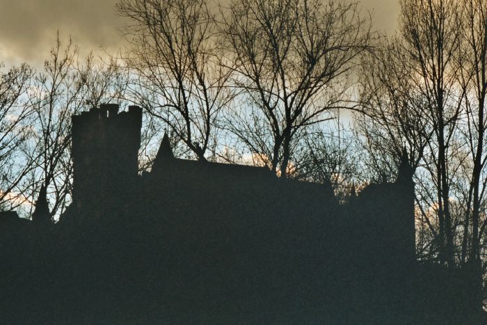 La silhouette de l'Alcazar se decoupe sur le ciel au couchant